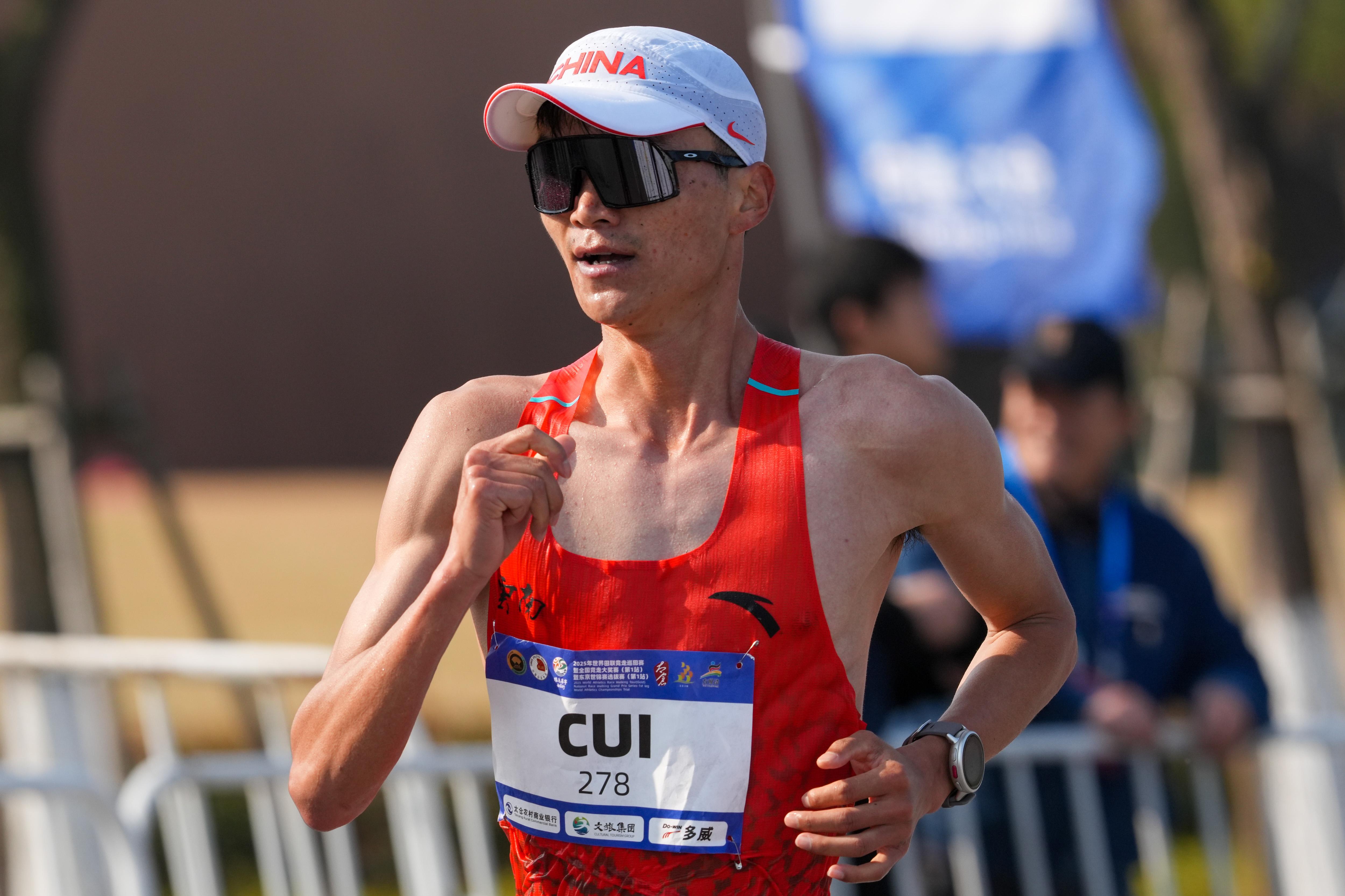 运动员们奋发向前，挑战先锋