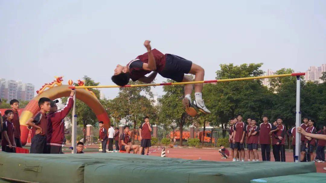 运动员们奋发向前，挑战先锋