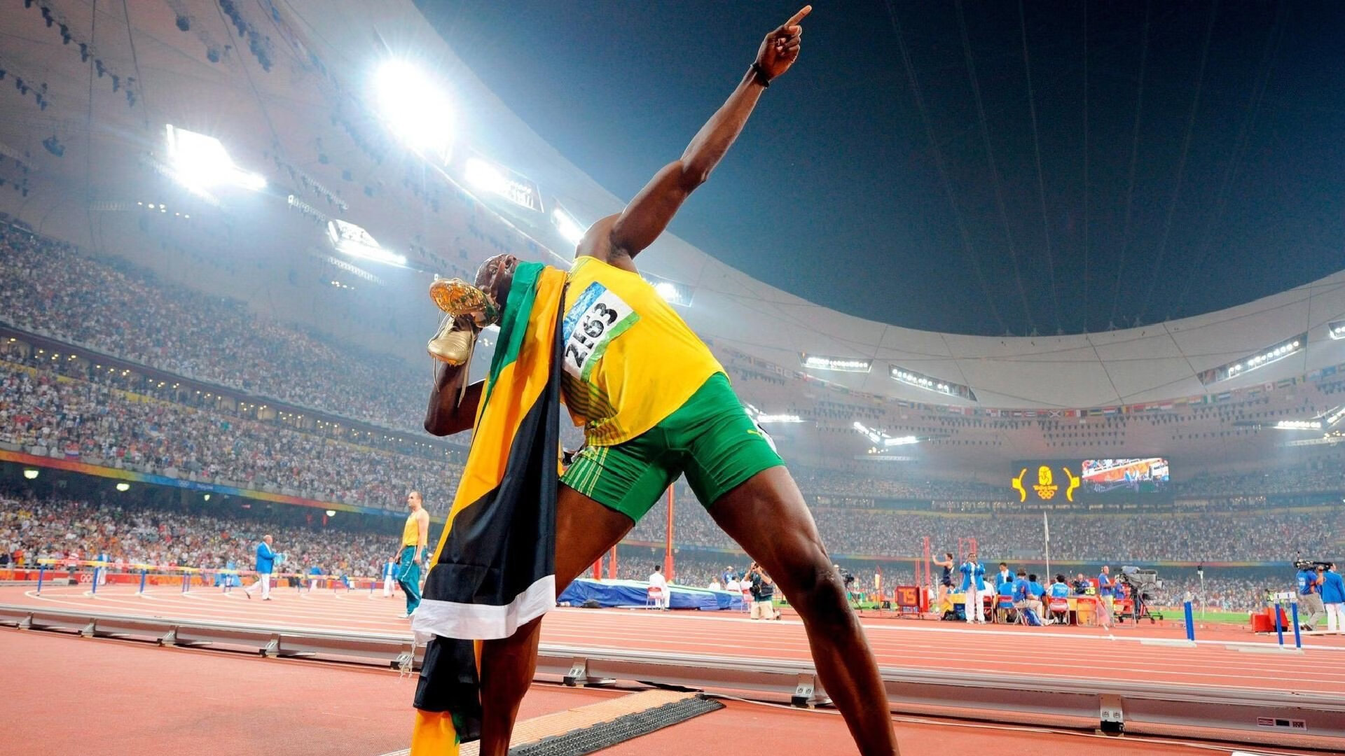 赛道与球场，文班亚马的F1统治与新疆队的硬仗传奇