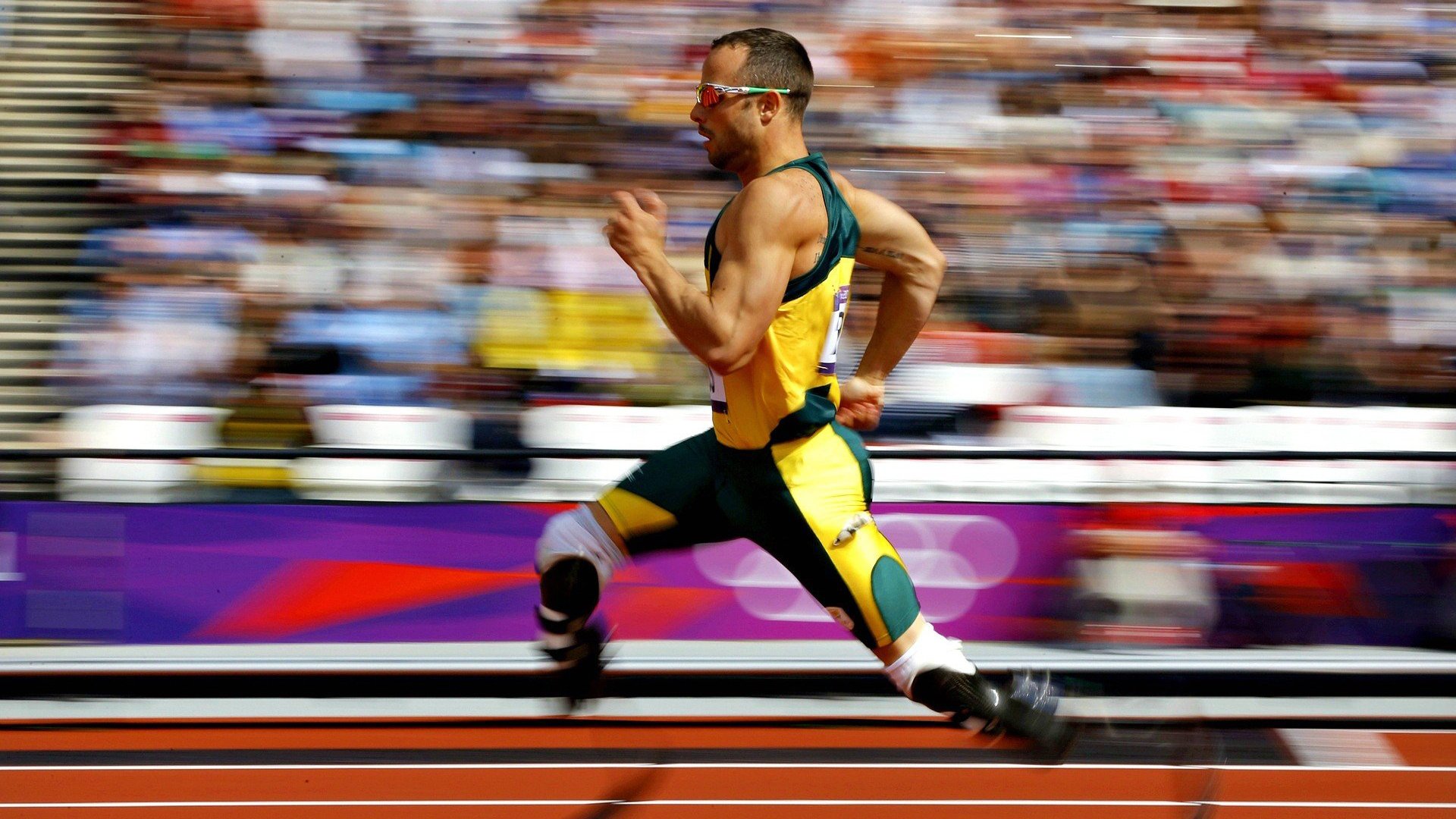 赛道上的绝对主宰，佩雷兹驾驭迈凯伦鏖战红牛，上演统治级表演